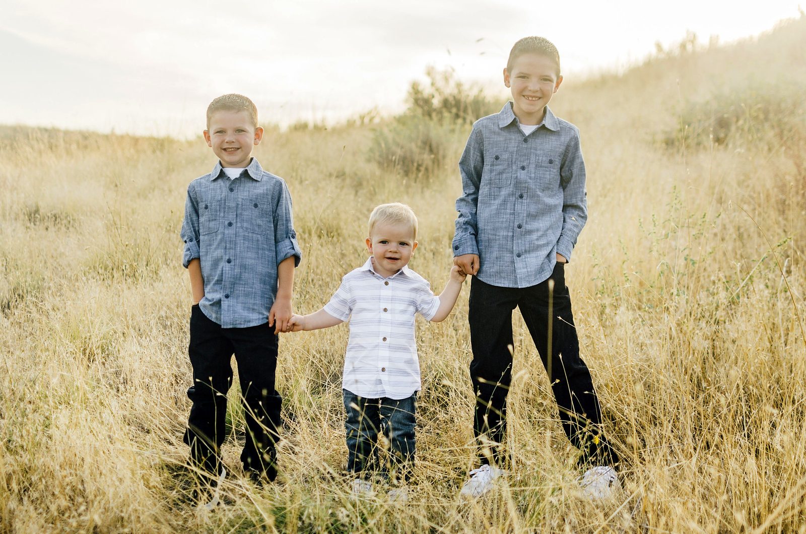 Los hijos del Dr. Freeman en un campo dorado en las colinas de Idaho