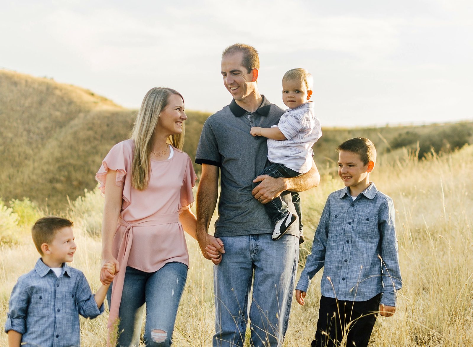 El Dr. Keven Freeman con su esposa y sus hijos en las colinas cerca de Caldwell, Idaho