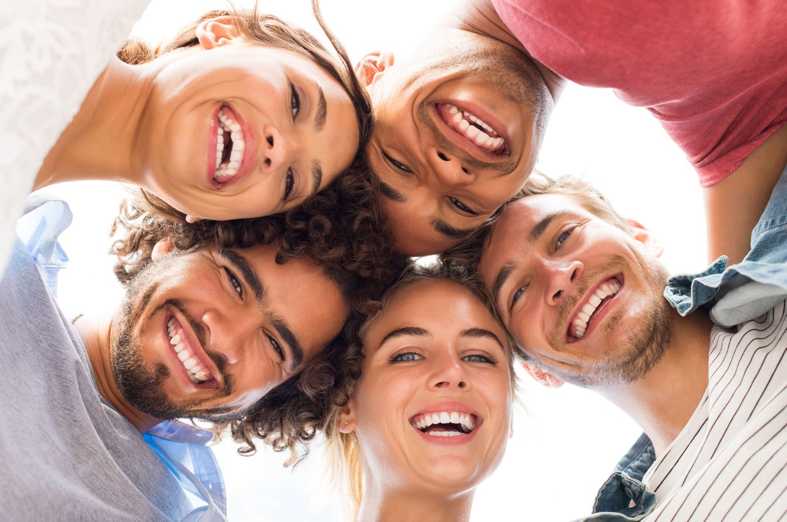Grupo de amigos sonriendo juntos