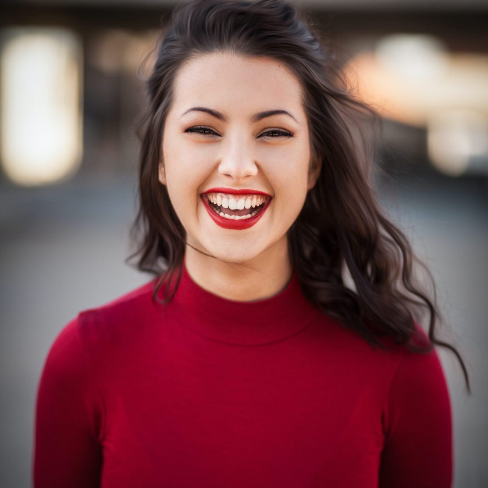 Mujer joven con una sonrisa natural y radiante